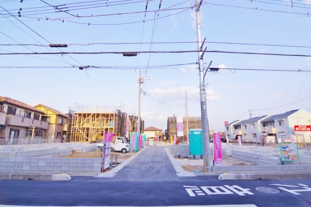 越谷市弥十郎新築戸建て 地震の揺れを吸収する家QUIE-クワイエ-の前面道路含む現地写真