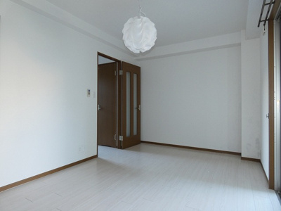 【洋室】 | Ｋ×Ｋ | 横長のお部屋で家具の配置もしやすいですね。