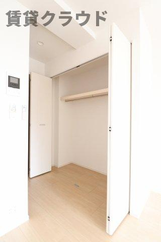 フォーシーズン千葉の居間・リビング|沢山しまえる大き目のクローゼット！