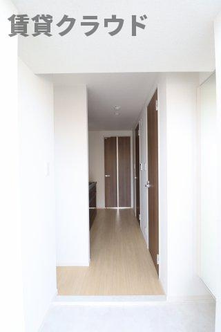 フォーシーズン千葉の居間・リビング|シューズボックス、姿見もある玄関！