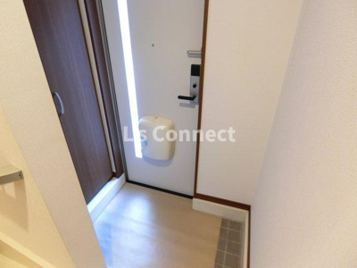 【玄関】 | ＦＯＲＴＲＥＳＳ壱番館 | 背の高い下駄箱で靴も収納できます。