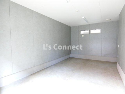 【駐車場】 | ＦＯＲＴＲＥＳＳ壱番館 | シャッター付きの車庫があります。