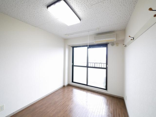 ジュネス新大宮Aの寝室|落ち着いた色調の洋室です