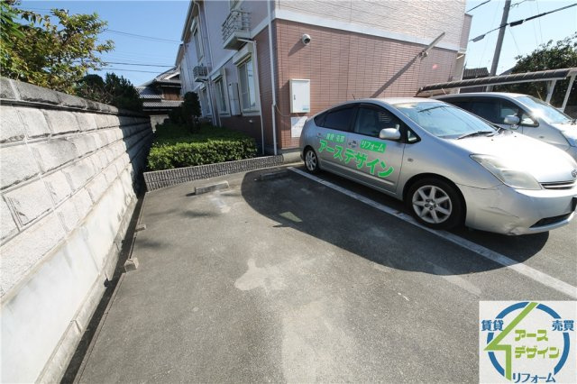 ラフィネ・ピアヌーラの駐車場|車をお持ちの方に嬉しい駐車場付きの物件です
