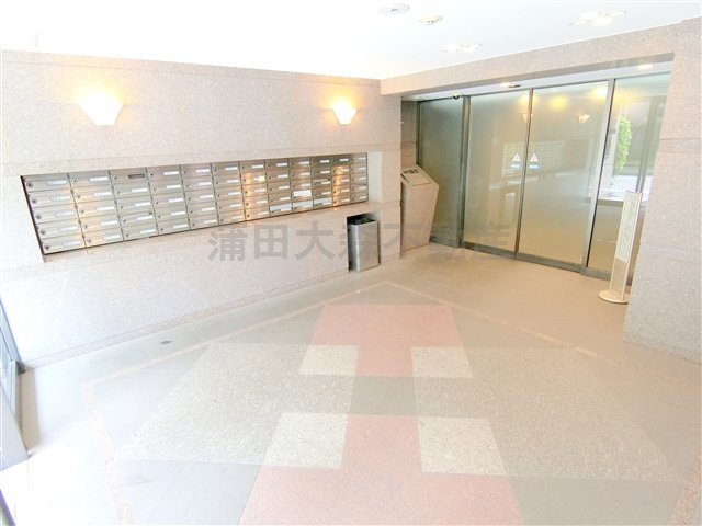 ルーブル蒲田南弐番館のエントランス|エントランス　防犯カメラTVモニター付オートロック　宅配BOXメールBOX管理人室