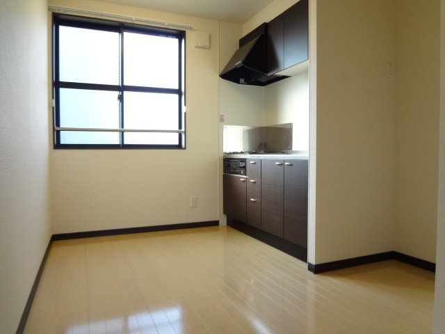 レオネクストあかりの洗面所|キッチンも広いスペースがうれしい♪