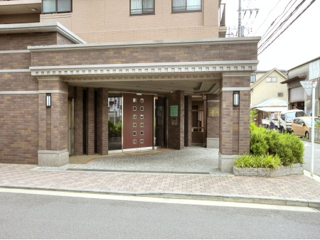 ナイスアーバン横濱鶴見フォルシオン（鶴見区市場下町）のエントランス|落ち着いたエントランスです