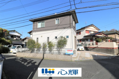 【前面道路含む現地写真】 | 東須恵1120オール電化2階建て住宅（築11年） | 陽当たり良好。駐車スペース３台（車種によっては縦列含めて４台）です。