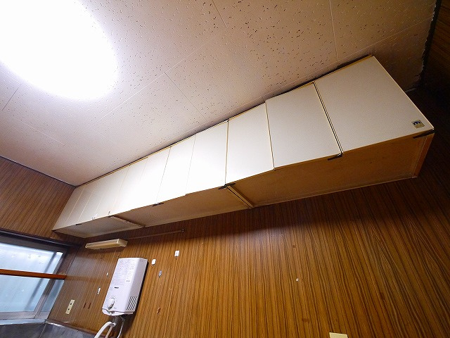 服部邸のキッチン|上部の収納も豊富にあります