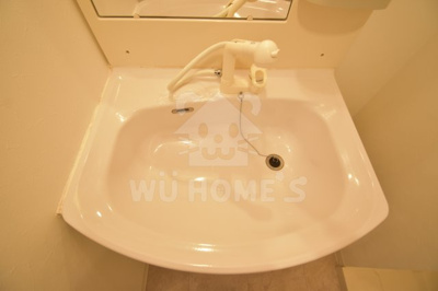 【独立洗面台】 | CASSIA福島駅前 | 独立洗面台、小物を置くことができて便利です