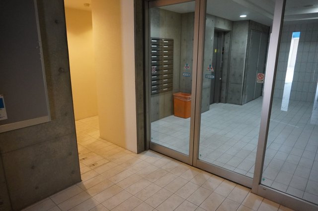 仲介手数料0！！ラルーシュイズミのエントランス
