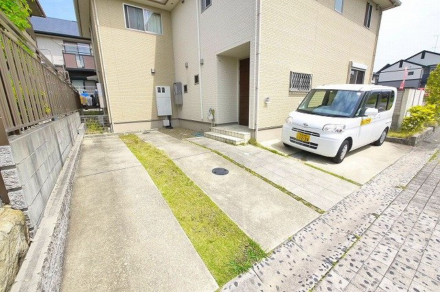 リビングタウンくにみCの駐車場|駐車場は各戸２台分確保してます