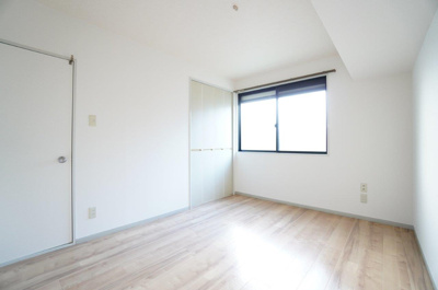 【寝室】 | ラヴェニュE | ※同物件・反転タイプの写真です。