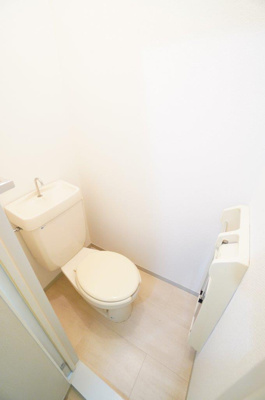 【トイレ】 | ラヴェニュE | ※同物件・反転タイプの写真です。