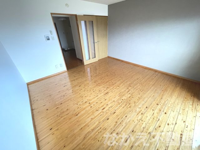 【洋室】 | 落ち着いた色調の洋室です