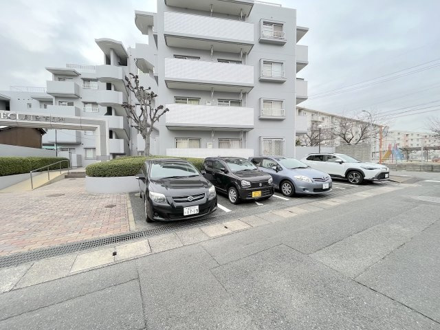 エクレール下山門の駐車場