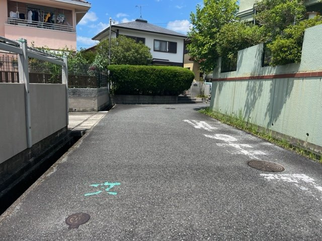 神戸市北区京地２丁目　中古戸建の前面道路含む現地写真