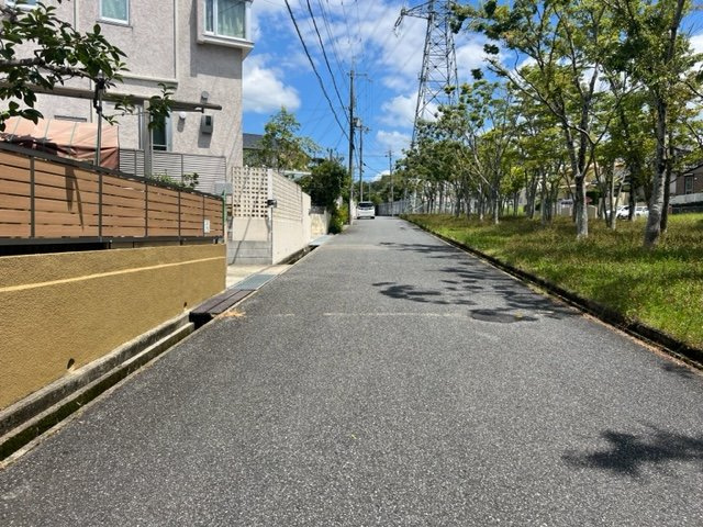 神戸市北区京地２丁目　中古戸建の前面道路含む現地写真