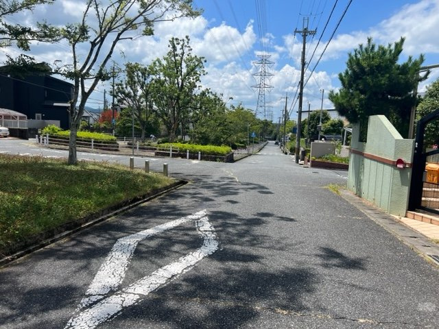 神戸市北区京地２丁目　中古戸建の前面道路含む現地写真
