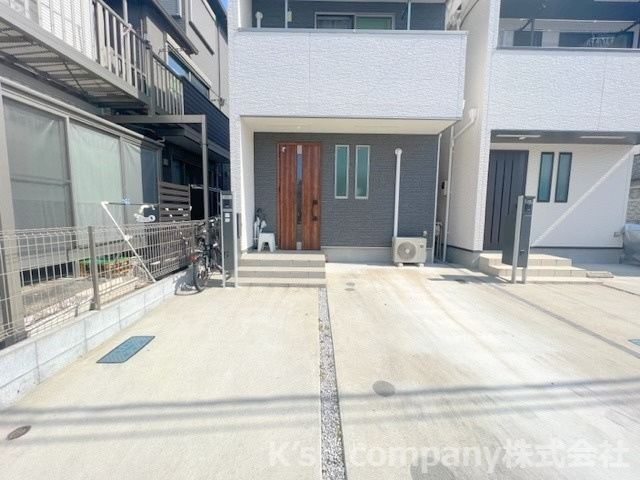 横浜市南区中島町4丁目　中古戸建の外観|カースペース並列駐車可能