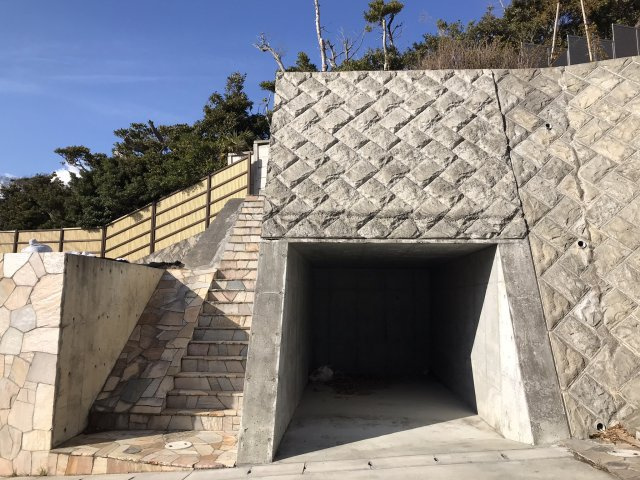 極楽寺 駅徒歩4分 海の見える高台 売地の外観|No.1区画下部にある車庫です。