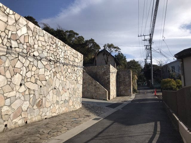 極楽寺 駅徒歩4分 海の見える高台 売地の前面道路含む現地写真