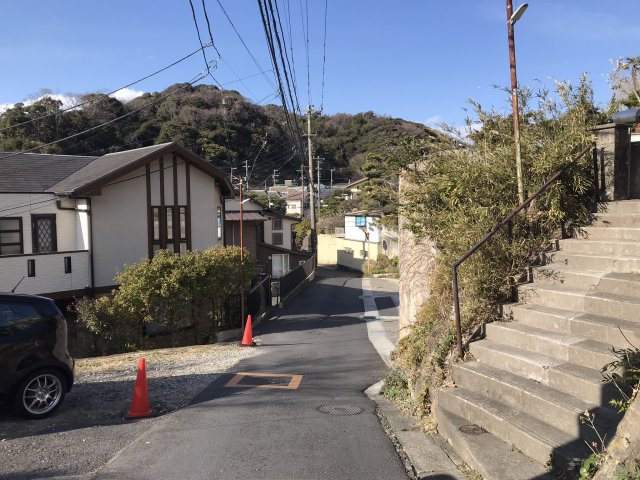 極楽寺 駅徒歩4分 海の見える高台 売地の前面道路含む現地写真