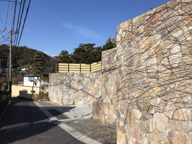 極楽寺 駅徒歩4分 海の見える高台 売地の前面道路含む現地写真