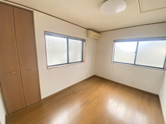 【洋室】 | 下石倉町中古戸建て | ■一部屋に一つ収納がついており便利です！
■寝室にちょうどいいお部屋です！