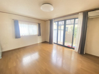 【居間・リビング】 | 下石倉町中古戸建て | ■窓が大きいので明るいリビングです！
■家族団らんに最適です！