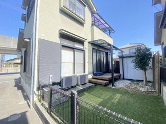 【庭】 | 下石倉町中古戸建て | ■人工芝と柵がありペットを飼うのにも最適です！
■家庭菜園などにもちょうどいいお庭です！