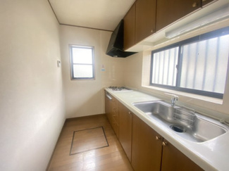 【キッチン】 | 下石倉町中古戸建て | ■収納もたくさんあるシステムキッチンです！
■大きい窓もあり明るいキッチンです！