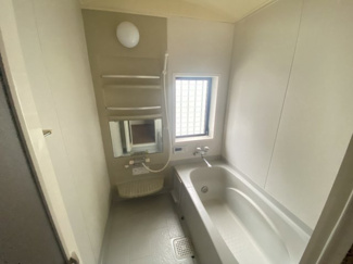 【浴室】 | 下石倉町中古戸建て | ■明るくきれいなお風呂です！
■１日の疲れを癒せそうですね！