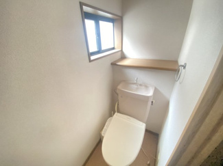 【トイレ】 | 下石倉町中古戸建て | ■一階トイレです！
■物を置く場所があり便利です！