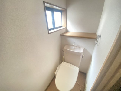 【トイレ】 | 下石倉町中古戸建て | ■一階トイレです！
■物を置く場所があり便利です！