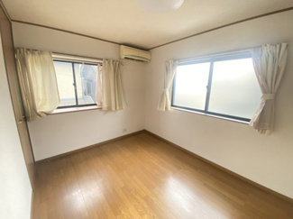 【洋室】 | 下石倉町中古戸建て | ■二面採光で明るい洋室です！
■収納もあり使いやすい洋室です！