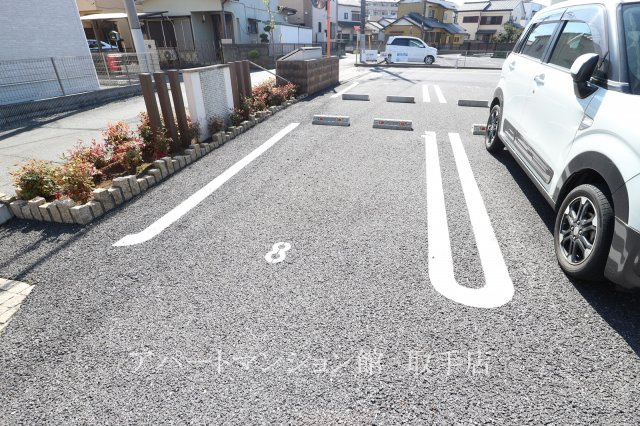 ファミールBの駐車場