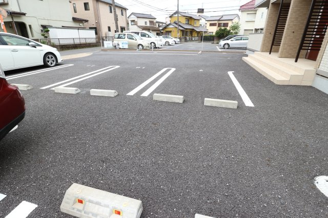 ファミールBの駐車場