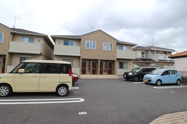 ファミールBの駐車場
