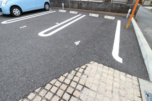 ファミールBの駐車場