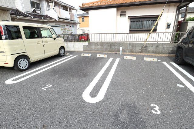 ファミールBの駐車場