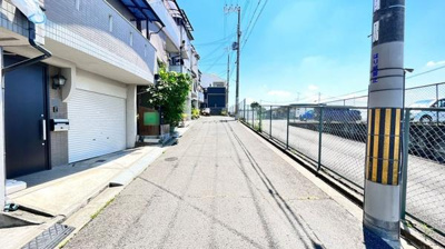 【前面道路含む現地写真】 | 野崎2丁目中古戸建 | 前面道路幅員は約4ｍです。