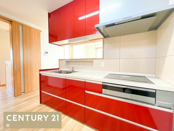 岩出市曽屋　中古戸建のキッチン|【キッチン】
来客時もおしゃべりをしながら料理ができる、嬉しい対面キッチン！