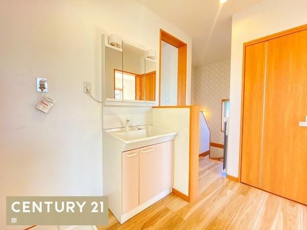 岩出市曽屋　中古戸建の独立洗面台|【洗面台】
三面鏡の洗面台は収納スペース充実♪鏡の裏には歯ブラシや整髪料、小物やヘアアクセサリーの収納にも大活躍☆下には洗剤やお掃除用品など収納可能♪