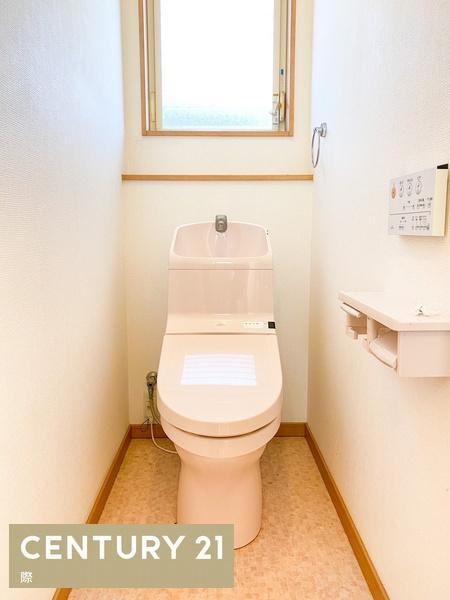岩出市曽屋　中古戸建のトイレ|【トイレ】
快適な温水洗浄便座付き