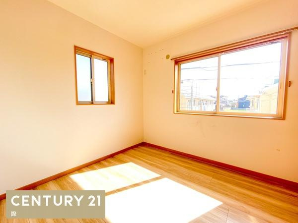 岩出市曽屋　中古戸建の洋室|【洋室】
2面採光の明るい洋室です