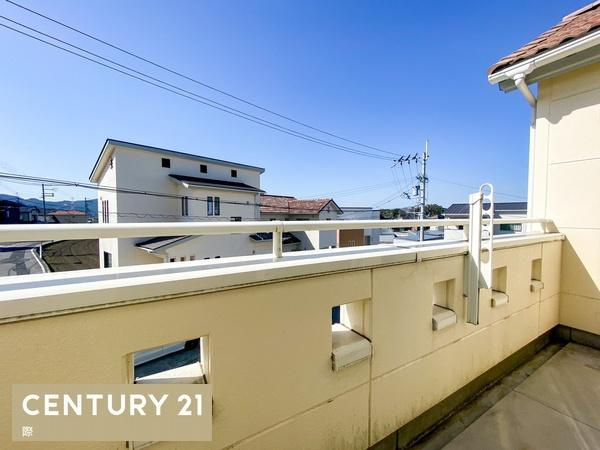 岩出市曽屋　中古戸建のバルコニー|【バルコニー】
広々バルコニーで洗濯物もたくさん干せます