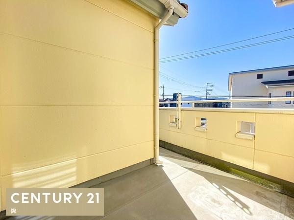 岩出市曽屋　中古戸建のバルコニー|【バルコニー】
バルコニーから山が望めます。春夏秋冬・四季折々の多彩な景色とともに暮らせます♪