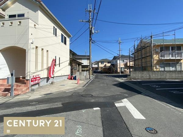 岩出市曽屋　中古戸建の前面道路含む現地写真|学区の山崎小学校は約1136m（徒歩約14分）、岩出中学校は約1648m（自転車約10分）