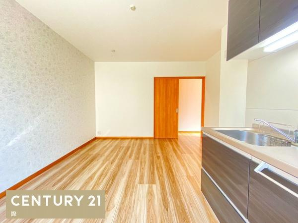 岩出市曽屋　中古戸建の居間・リビング|【リビング】
ナチュラルな木目調の床から木のぬくもりを感じられるリビングです